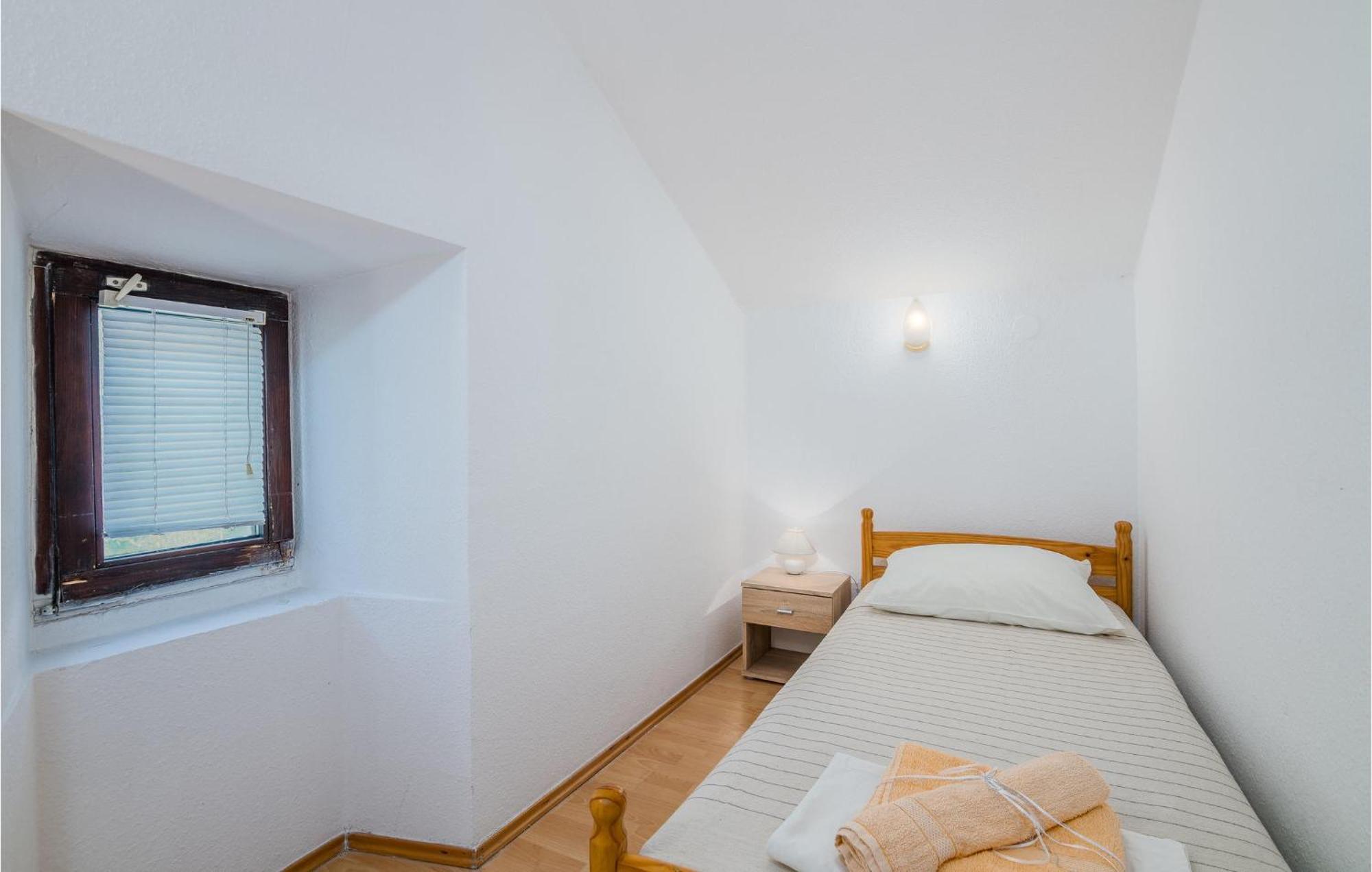 Amazing Home In Malinska Dubasnica With Wifi Exteriör bild
