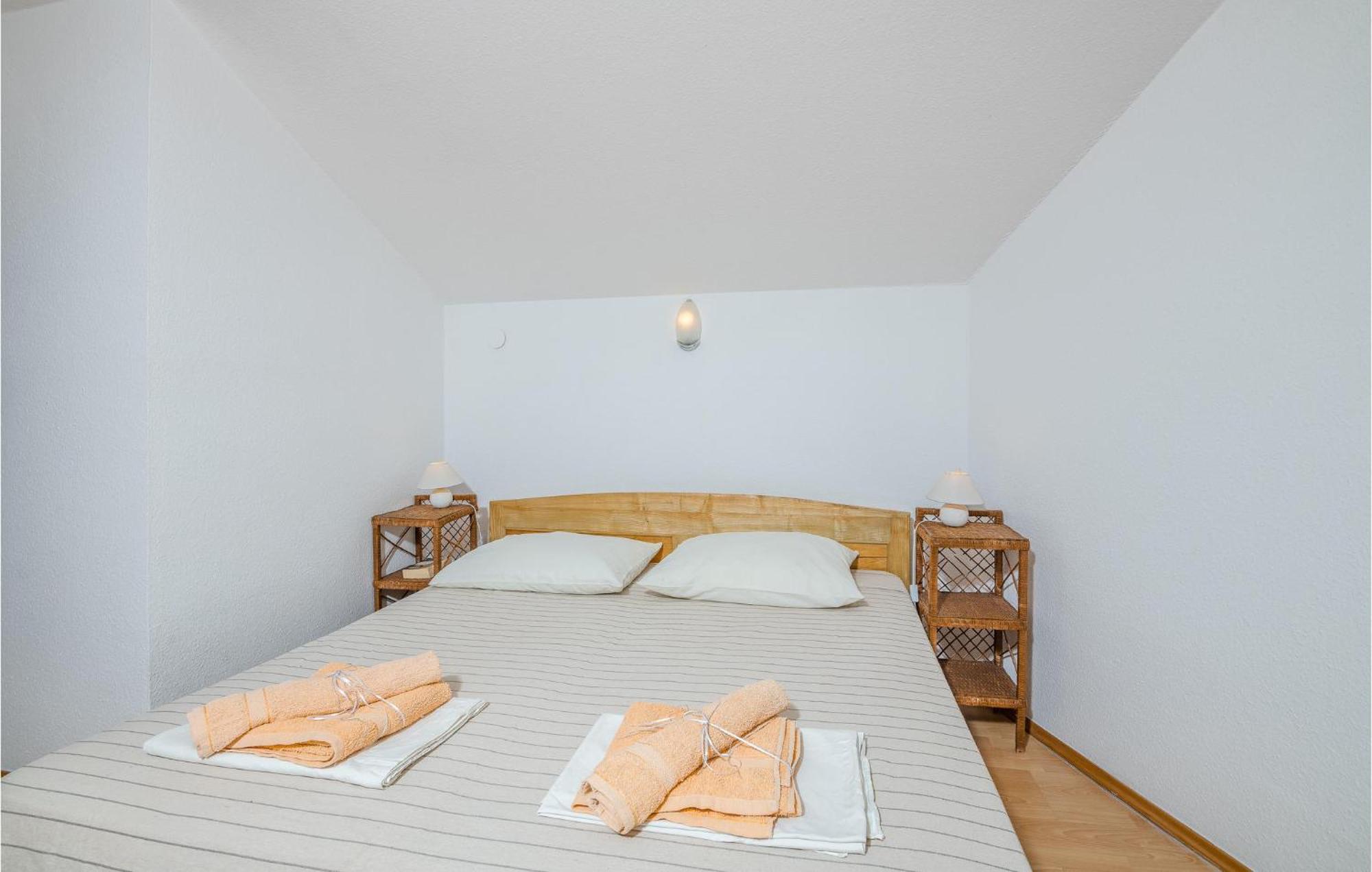 Amazing Home In Malinska Dubasnica With Wifi Exteriör bild