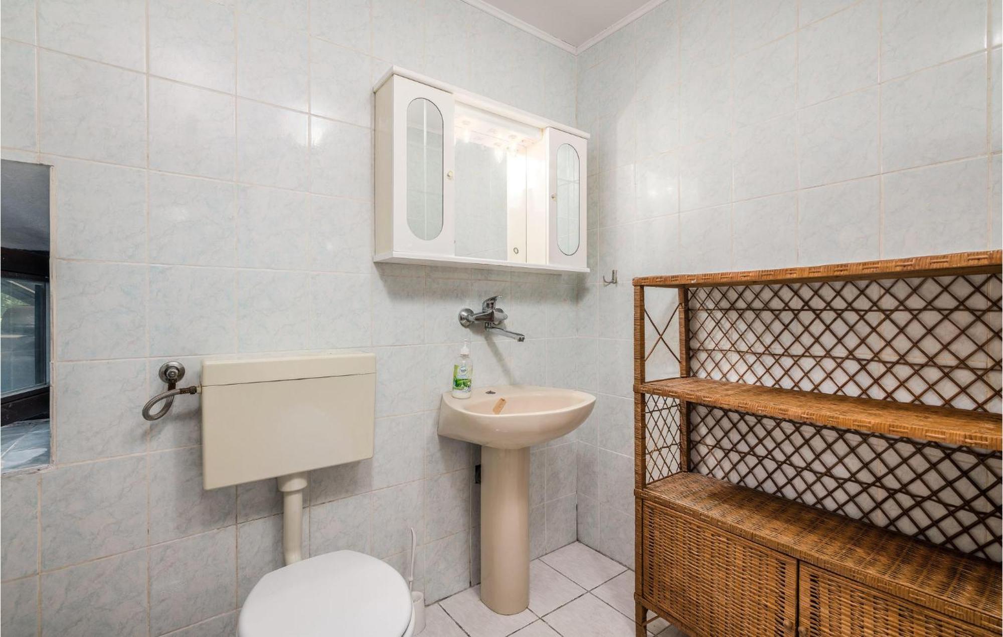 Amazing Home In Malinska Dubasnica With Wifi Exteriör bild